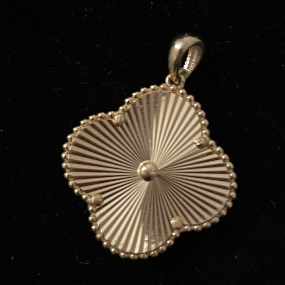 yellow gold 18 karat pendant.
5.22 grams of pure 18 k yellow gold. - Picture 7 of 11